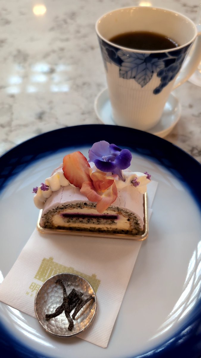 t_ayamiya's tweet photo. おまけ。
コラボケーキ付きのチケットだったので、念願の喫茶室行けた☺️
この10センチほどの小さなスイーツの世界。
元禄繚乱なデザインと和洋折衷のお味に口の中が劇場だった。
エディブルフラワーのシソ？
噛むと広がる香味。
（味変に塩昆布が付いてくる）
コーヒーも美味しかったです。 https://t.co/GDyHQxRDF1