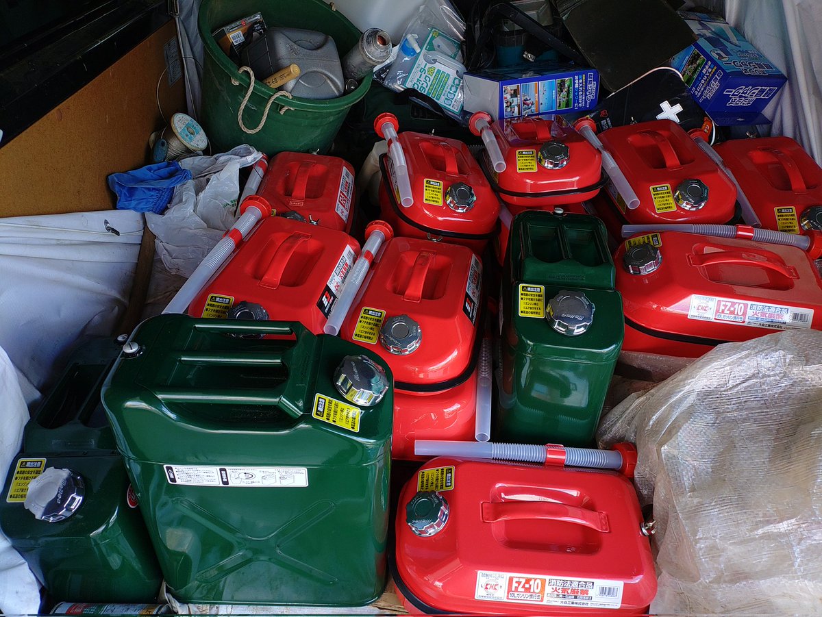 Expressors333's tweet photo. 【お願いです】
今ぼくは熊本にいます。
被災地の支援に東京から車で来ております。
前回東京から持って行った分の物資はほぼ裁ききりました。
恥ずかしい話ですが、
ほぼ全財産の約50万を使い切ってしまい、
追加の物資の多くを買えない状況です。
決して自分の為には使いません。
中央には集まっていても、
地方には遅れてしか入りません。
車中泊の方も沢山います。
熱い中も、節約でとエンジンを切ってしのぐ方にも会いました。
まだまだ支援の届かない方々は沢山います。
そんな人達に届けるために皆さんご���力お願いいたします。
名古屋銀行
扶桑支店
普通口座
280-3298797
オオニシ　マサト
#熊本地震　#支援