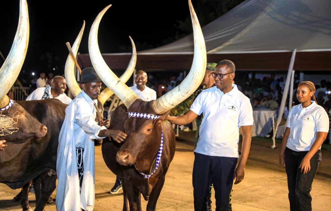 nycnyanza's tweet photo. Ejo ku wa 5 Minisitiri wa @RwandaGov, Habimana Dominique, mu butumwa yagejeje ku #rubyiruko rwitabiriye igitaramo I Nyanza Twataramye cyabereye mu @NyanzaDistrict. Yabasabye gusigasira umuco Nyarwanda no kwirinda ubusinzi, n’ingeso mbi zishobora kubangiriza ubuzima n’iterambere. https://t.co/1FBHOxIwwE