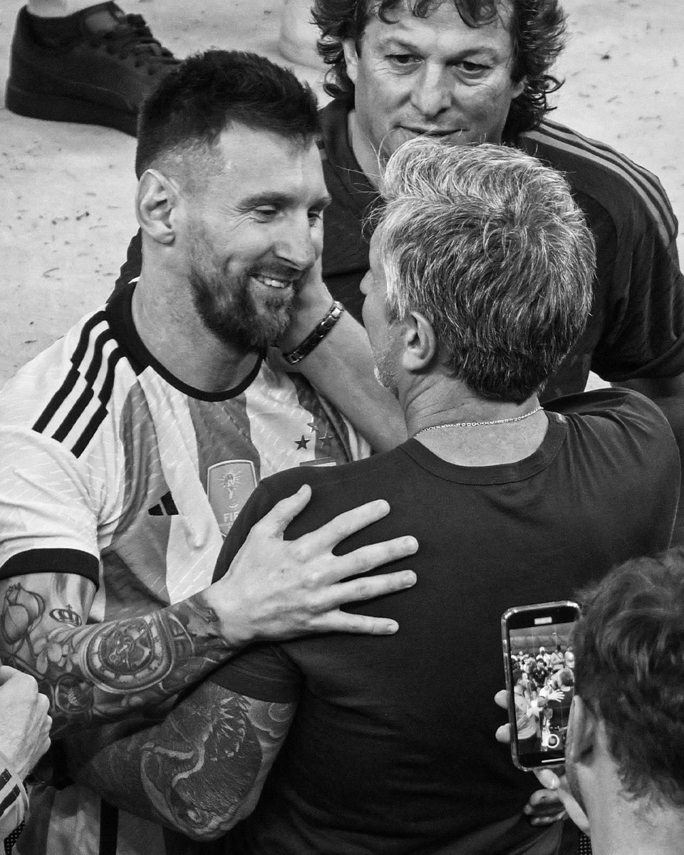 BarcaFRNews's tweet photo. C’est une bien triste nouvelle qui nous arrive d’Argentine 😢 Le papa de Leo Messi s’est éteint à l’âge de 68 ans après une bataille contre la maladie.

Le Barcelonismo présente ses sincères condoléances à Leo ainsi qu’à toute sa famille.

Descance en paz, Jorge ❤️🕊️ https://t.co/C91Z6D7gPs