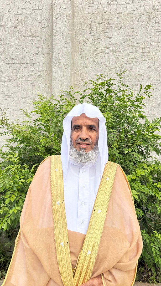 AliMarwan09's tweet photo. في هذا المساء الجميل في قصر الأندلس للمؤتمرات بخياصة في بني سالم بمحافظة #بلجرشي يحتفل أهالي قرية بني حده من داخل المنطقة وخارجها بتكريم رمز من رموز منطقة #الباحة وقامة من قاماتها السامقة الشيخ / تركي بن أحمد شويل الغامدي تقديرًا لجهوده وعطائه في خدمة قريته (بني حده) وأهلها.
وبحق فإن أبا سالم جدير بهذا التكريم من رجال قريته الرجال النبلاء الكرام الذين عرفوا له قدره ومكانته ووفوا له بما يستحق من تقدير وثناء واحتفاء.
وقد عرفت هذا الرجل منذ أكثر من عقد من الزمن أثناء مراجعاته للمجلس البلدي آنذاك فيما يتعلق بالخدمات التي تحتاجها قريته من سفلتة الطرق وإنارتها وبالأخص ما يتعلق بمحيط ذلك الجامع الكبير وساحاته وصالاته ومرافقه والذي أصبح ما شاء الله أحد المعالم البارزة في منطقة الباحة.
تحية وتقدير لأبي سالم رجلٍ تعددت أدواره وتوحدت رسالته فهو رجل تربوي 
ومُعرّف للقرية 
وإمام مسجد 
ومأذون شرعي 
ورجل مجتمع لا يألو جهدًا في سبل الخير وخدمة الناس.
شكرًا لرجال هذه القرية الرجال الأوفياء على هذا التكريم المبارك للرجل المبارك.
وشكرًا لكل من تربطني بهم علاقة ومودة قد تمتد إلى خمسين عامًا ومنهم:
الأستاذ/ علي عبدالله عثمان
وأخوه الإعلامي اللامع أبو أبرار
والدكتور/ حاتم الغامدي
والأستاذ/ عبدالله الدوحي.
والصديق الغالي / أباعاشور
وغيرهم كثير .
دام الوفاء لأهل الوفاء وبارك الله في أبي سالم وأمدّه بالصحة والعافية وجزاه الله خير الجزاء على ما قدم ويقدم لخدمة قريته وأهلها ومجتمعه.وبالله التوفيق ..