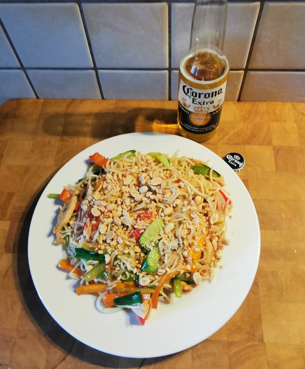 Arek_60's tweet photo. Dzień meczowy, więc teraz tylko leciutki obiadek... #PadThai https://t.co/KlZj3qk5fP
