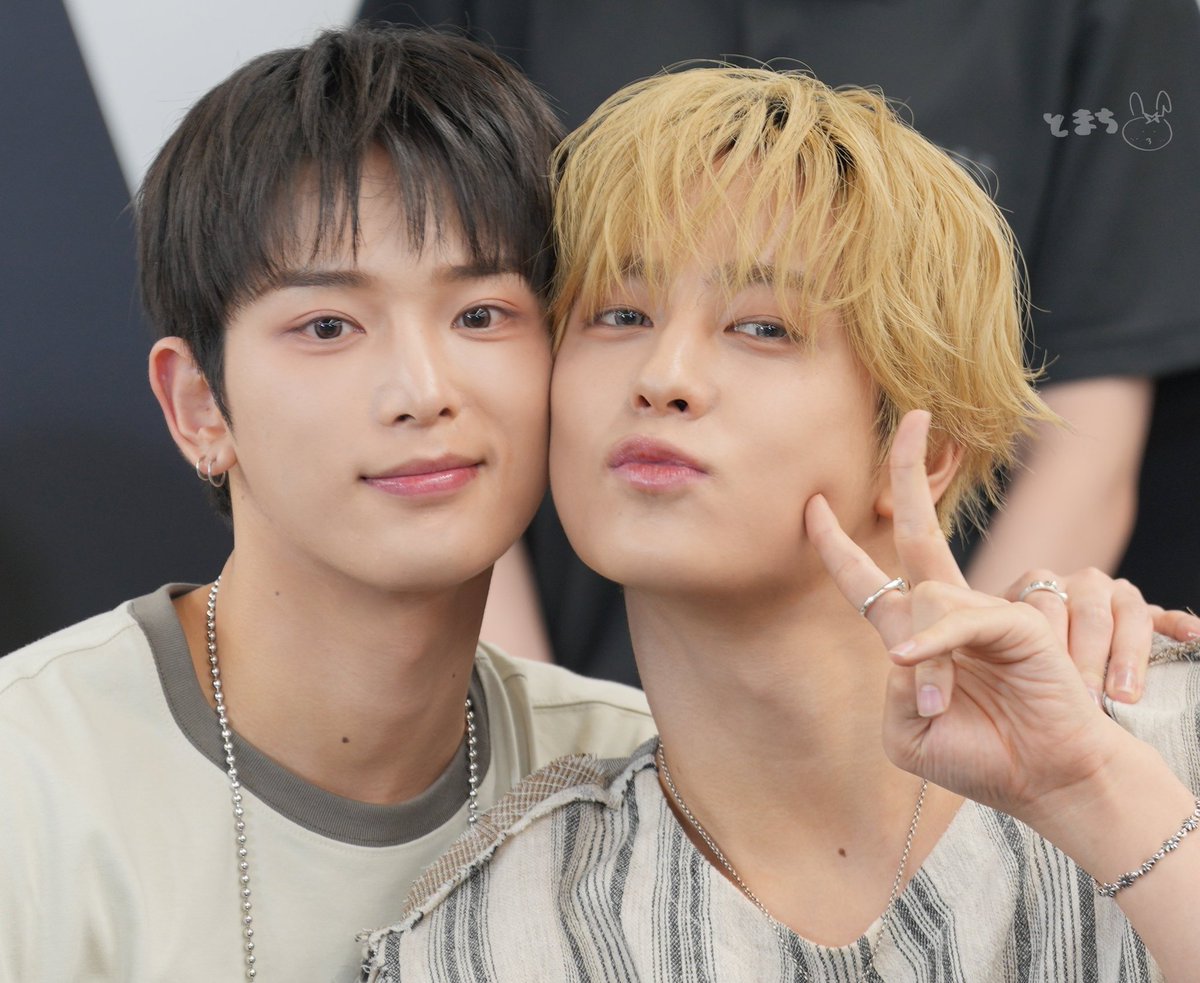 Midnight_Fic_'s tweet photo. 약속 가있던 사이에 개존귀 투샷 떴어...🫶 https://t.co/WHA80BoQbB