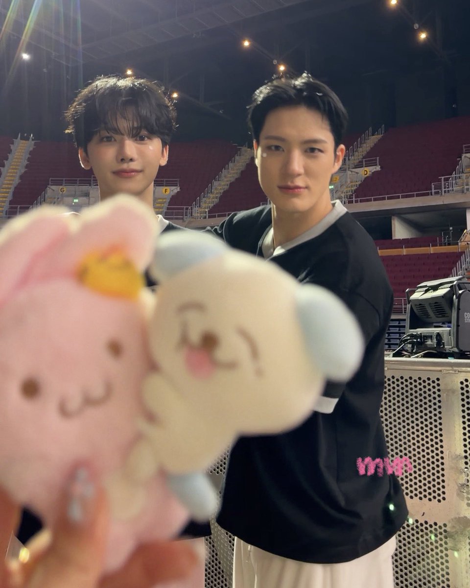 macncheeeese_'s tweet photo. 므엉 핑끼 LIVE ACTION ㅋㅋㅋ
🩷🐰🫂🐶💙 #재민 #제노 https://t.co/Fj50z1Khll