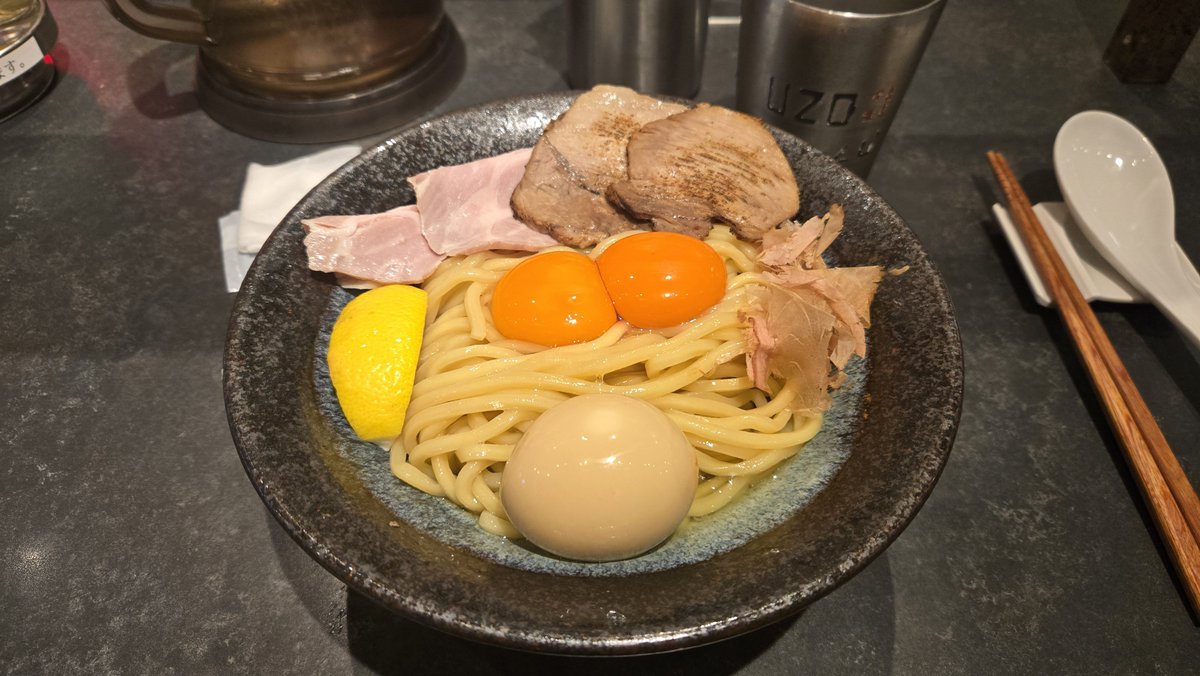 dacron_e's tweet photo. 有象無象での一枚

たまごかけ麺をいただいたが、黄身の濃い卵がたっぷりと使われていて、しっかり白身に味がついている味玉も含めて卵好きにはたまらない味わいだった。
麺もかなり固めのコシ強で、濃いめの味つけで大満足な一杯だった。 https://t.co/fACQD2un8j