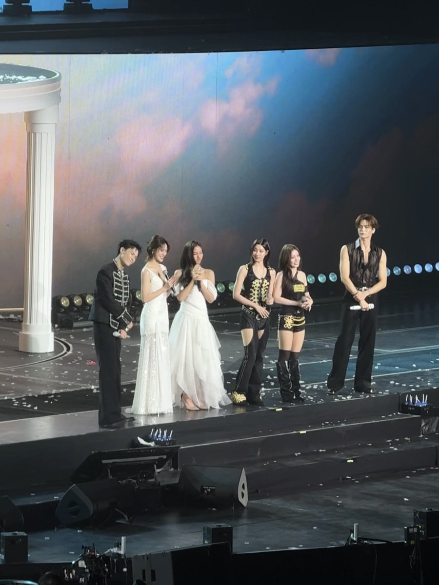 MoonShadowGMMTV's tweet photo. ขอบคุณจูเนียร์มาร์คที่ชวนเอมี่บอนนี่มาสนุกกันวันนี้นะคะ Respect #JuniorMarkConcertD2 

ตึ่ง ดึ่ง ดึ้ง ฝากติดตาม “เงาใต้พระจันทร์ Moonshadow” 🌙🎼
ทุกวันพุธ เวลา 20:30 น. ดูทีวี ช่อง GMM25
ดูย้อนหลัง แอป oneD ที่เดียว เวลา 21:30 น.
เริ่ม 12 สิงหาคมนี้

#MoonshadowSeries  
#GMMTV https://t.co/V5ltr6q4Wf