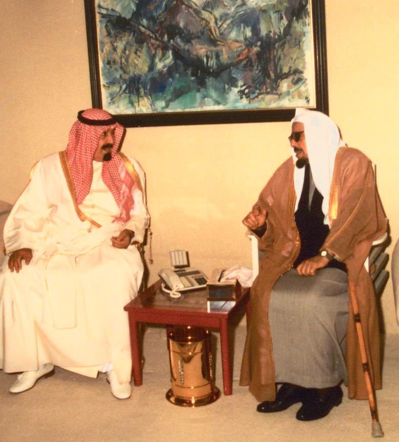 Alshaikh2's tweet photo. صورتان من ذاكرة العيد .. حين كانت و لا زالت للعيد زياراته التي تتجاوز المجاملة إلى معنى أعمق في علاقة الحاكم بالعلم و أهله.

في منزل خالي معالي الشيخ #إبراهيم_بن_محمد_بن_إبراهيم_آل_الشيخ، وزير العدل الأسبق رحمه الله، يظهر #الملك_عبدالله_بن_عبدالعزيز رحمه الله في زيارة العيد في منزله ، و في الصورة الأولى يرافقه صاحب السمو الملكي الأمير #بدر_بن_عبدالعزيز رحمه الله.

كان الملك عبدالله يحرص في الأعياد على زيارة العلماء و المشايخ في منازلهم .. مشهد بسيط في صورته، كبير في دلالته، يحكي شيئاً من تقاليد هذه البلاد، و من الوفاء و التقدير و المكانة التي ظل يحفظها قادتها لعلمائها و رجالها.

صورٌ لا توثّق زيارة عيد فحسب .. بل توثّق زمناً، و رجالاً، و قيماً سعودية أصيلة بقيت في الذاكرة أطول من أعمار الصور.

رحمهم الله جميعاً، و جمعهم في مستقر رحمته.