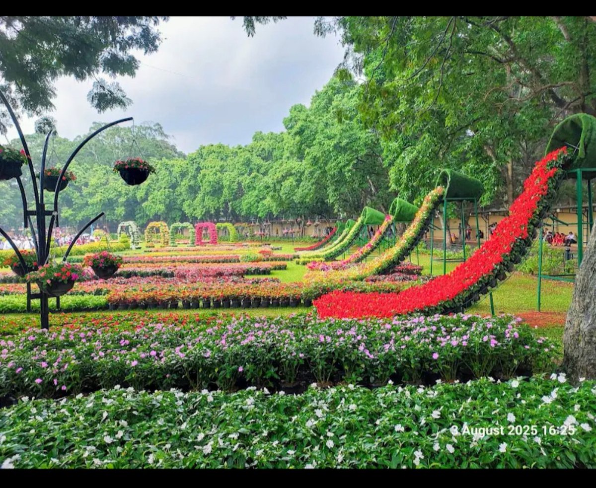 SDPI_KarPresi's tweet photo. ಮಾನ್ಯ ಮುಖ್ಯಮಂತ್ರಿ  @CMofKarnataka ಅವರೇ,

ಲಾಲ್‌ಬಾಗ್ ಕೇವಲ  ಉದ್ಯಾನವನವಲ್ಲ; ಅದು ಕರ್ನಾಟಕದ ಇತಿಹಾಸ ಮತ್ತು ಪರಂಪರೆಯ ಜೀವಂತ ಪ್ರತೀಕ.

1760ರ ದಶಕದಲ್ಲಿ ಹೈದರಾಲಿ ಅವರು ಲಾಲ್‌ಬಾಗ್‌ನ ಅಭಿವೃದ್ಧಿಗೆ ಚಾಲನೆ ನೀಡಿದರು. ನಂತರ ಟಿಪ್ಪು ಸುಲ್ತಾನ್ ಅವರು ಅದನ್ನು ಮತ್ತಷ್ಟು ಅಭಿವೃದ್ಧಿಪಡಿಸಿ, ಪರ್ಷಿಯಾ, ಕಾಬೂಲ್, ಮಾರಿಷಸ್ ಹಾಗೂ ಫ್ರಾನ್ಸ್ ಸೇರಿದಂತೆ ವಿವಿಧ ಭಾಗಗಳಿಂದ ಅಪರೂಪದ ಸಸ್ಯಗಳು ಮತ್ತು ಬೀಜಗಳನ್ನು ತರಿಸಿ ಲಾಲ್‌ಬಾಗ್‌ನ ಸಸ್ಯ ವೈವಿಧ್ಯವನ್ನು ಶ್ರೀಮಂತಗೊಳಿಸಿದರು.

ಆದರೆ, ಪ್ರತಿ ವರ್ಷ ನಡೆಯುವ ಆಗಸ್ಟ್ 15ರ ಸ್ವಾತಂತ್ರ್ಯೋತ್ಸವ ಫಲಪುಷ್ಪ ಪ್ರದರ್ಶನದಲ್ಲಿ, ಲಾಲ್‌ಬಾಗ್‌ನ ಅಭಿವೃದ್ಧಿಗೆ ಪ್ರಮುಖ ಕೊಡುಗೆ ನೀಡಿದ ಹೈದರಾಲಿ ಮತ್ತು ಟಿಪ್ಪು ಸುಲ್ತಾನ್ ಅವರನ್ನು ಏಕೆ ಸೂಕ್ತವಾಗಿ ಸ್ಮರಿಸಲಾಗುತ್ತಿಲ್ಲ?

ಇತಿಹಾಸವನ್ನು ಆಯ್ದುಕೊಂಡು ನೆನಪಿಸಿಕೊಳ್ಳುವುದು ಬೇಡ. ಇತಿಹಾಸವನ್ನು ಅದರ ಸಂಪೂರ್ಣತೆಯಲ್ಲಿ ಗೌರವಿಸಬೇಕು.

ಕರ್ನಾಟಕದ ಪರಂಪರೆ ಎಲ್ಲರಿಗೂ ಸೇರಿದ್ದು. ಲಾಲ್‌ಬಾಗ್‌ನ ಇತಿಹಾಸದಲ್ಲಿ ಹೈದರಾಲಿ ಮತ್ತು ಟಿಪ್ಪು ಸುಲ್ತಾನ್ ಅವರ ಕೊಡುಗೆಯನ್ನು ಅಧಿಕೃತವಾಗಿ ಗುರುತಿಸಿ, ಫಲಪುಷ್ಪ ಪ್ರದರ್ಶನ ಸೇರಿದಂತೆ ಲಾಲ್‌ಬಾಗ್‌ನ ಐತಿಹಾಸಿಕ ನಿರೂಪಣೆಯಲ್ಲಿ ಅವರಿಗೆ ಸೂಕ್ತ ಸ್ಥಾನ ನೀಡುವಂತೆ ಕರ್ನಾಟಕ ಸರ್ಕಾರವನ್ನು ಒತ್ತಾಯಿಸುತ್ತೇವೆ.

ಇತಿಹಾಸವನ್ನು ಗೌರವಿಸಿ. ಪರಂಪರೆಯನ್ನು ಸಂರಕ್ಷಿಸಿ.
