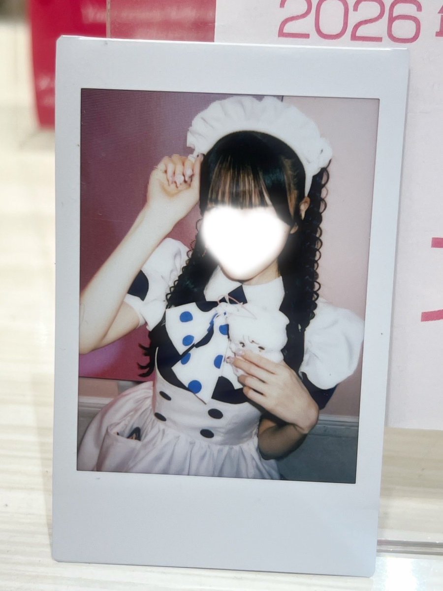 yupia_0's tweet photo. アキカル地下にプレミアムメイド ここさんの旧雨服のソロチェキ落ちていたようです！
落とし主を探しています🙇‍♂️
友人の代理でツイートしておりますので、お心あたりある方いらっしゃいましたらこちらのアカウントまでご連絡お願いいたします🙇‍♀️

(拡散よろしくお願いいたします🙇‍♀️) https://t.co/Kxmc3XKpn9
