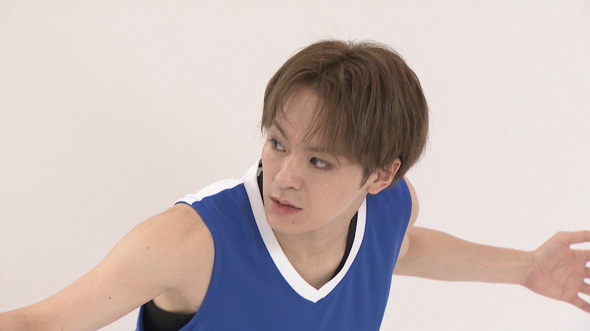dokkirigp_cx's tweet photo. ドリブルがたまたま当たってしまった #松倉海斗 さん🏀
球技が苦手で「できるかな…」と不安そうな様子でしたが、無事(?)ボールを触ることなくロケ終了となりました😂

許せないを言わせてもらえなかった #菊池風磨 さん🍯
怪しいセットとマイク替えに怯えて、ADせす・さすに助けを求める場面も🤭 https://t.co/QFBl2yXFXn