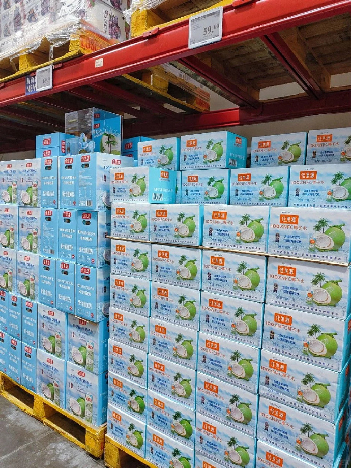 Milton186947's tweet photo. [Hot deal alert at our corner store! Fresh chilled coconut water u0026 crispy mooncakes now stocked for the holiday rush. Grab yours before they sell out!]， https://t.co/jMmEJIBYif
