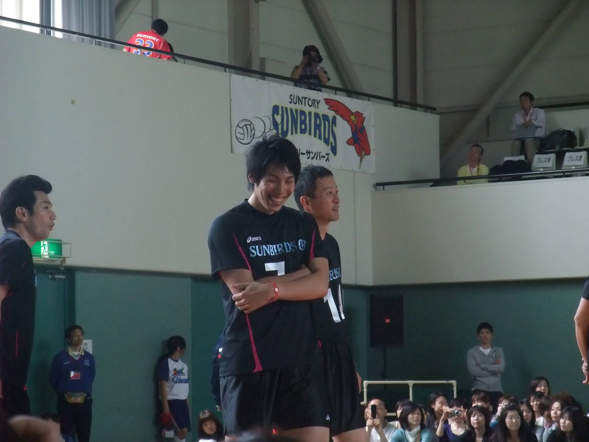 toray_i's tweet photo. ①2011荻野さんの引退セレモニー
②2017JT黒鷲優勝

変わらないよね… https://t.co/FuJpsotzXf