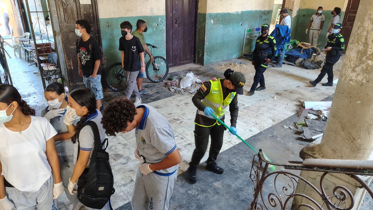 ElInformador_SM's tweet photo. La comunidad se une para recuperar la Institución Técnica Industrial de Santa Marta

🏫 Tras la denuncia de EL INFORMADOR sobre el estado de abandono de la Institución de Educación Técnica Industrial de Santa Marta, este sábado comenzó una jornada de limpieza y recuperación de sus instalaciones.   @SECSALUDSM @SantaMartaDTCH @MagdalenaGober @secretariagob @CarlosPinedoC @InfraestrucSMR @mincultura @infopresidencia @ABDELAESPRIELLA @AbelardoPTE @mmarguiguerra @EducacionStaMta 

https://t.co/cN47a1a6R5