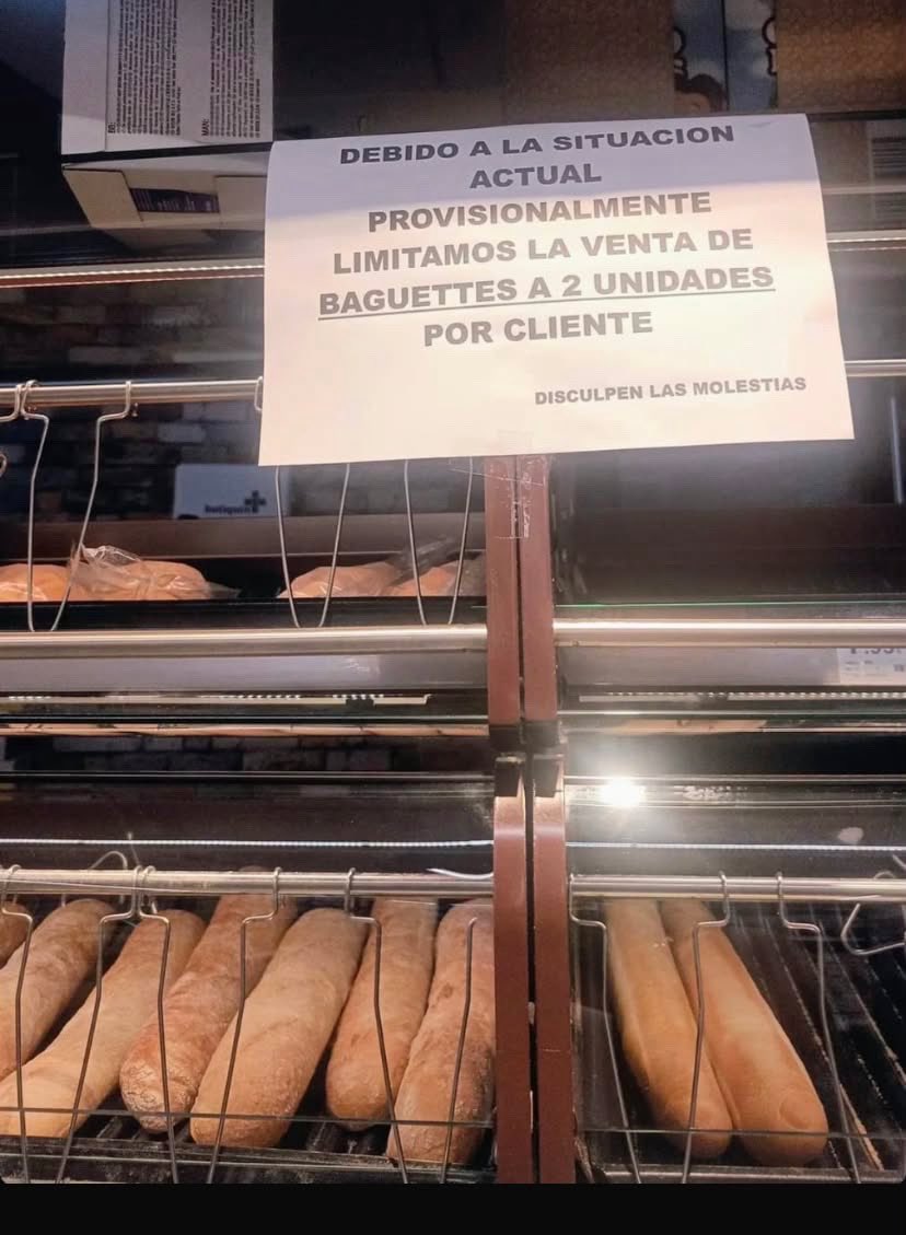 rubnpulido's tweet photo. Una seguidora me envía el siguiente cartel y me indica que están comenzando a racionar el pan en Ceuta. ¿Alguna noticia al respecto? https://t.co/lnVAHbp5Xq