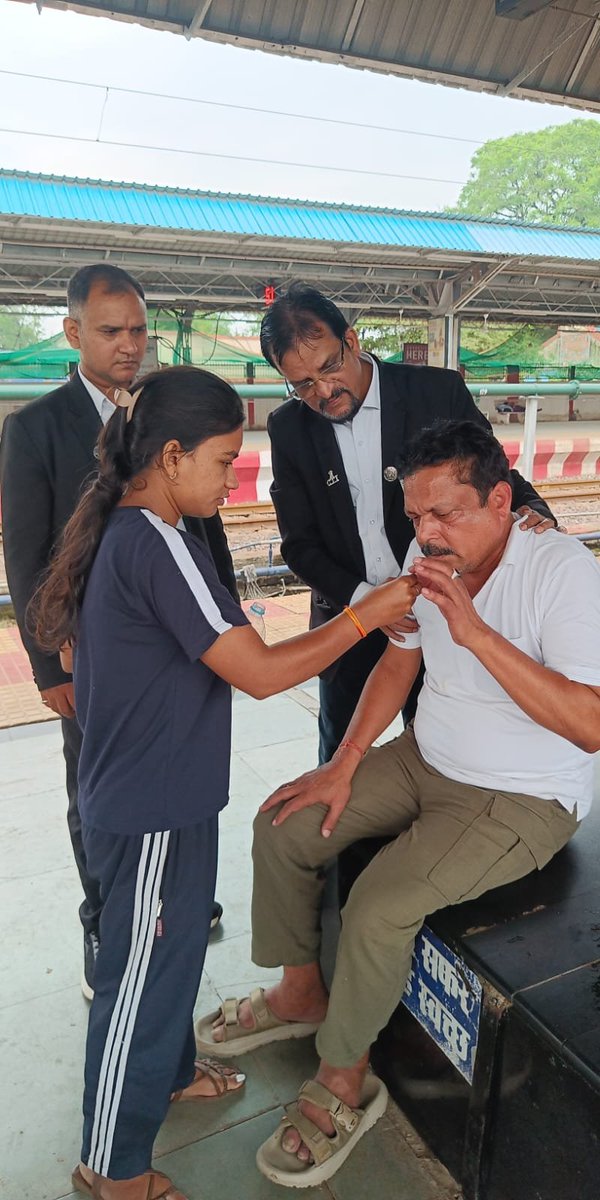 secrail's tweet photo. तत्परता, संवेदनशीलता और सेवा का मानवीय उदाहरण! 

रायपुर स्टेशन पर अस्वस्थ यात्री को रेलवे कर्मचारियों ने तत्काल सहायता प्रदान कर चिकित्सकीय उपचार की व्यवस्था की। रेलवे चिकित्सक, स्टेशन स्टाफ एवं कमर्शियल टीम के समन्वित प्रयासों से यात्री को एंबुलेंस के माध्यम से अस्पताल पहुंचाया गया तथा उनके परिजनों को भी सूचना दी गई।

#HumanityInService #RailwayStaff #PassengerCare #SECR #IndianRailways