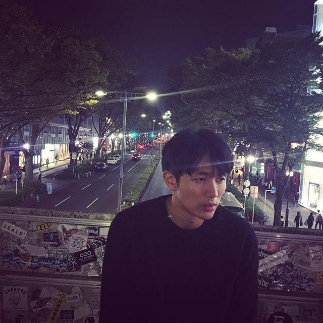 Ohudushi2's tweet photo. 드하1 플래시몹 한 애들 주연쪽 친구거나 약점잡힌 건데 옹운도 그럼... 해서 생각한 기린예고 옹운(2학년,1학년)
둘이 첫만남은 실용음악학원임(중1,초6) 옹은 보컬, 운은 기타였음 옹이 노래부르는 걸 듣고 운이 (옹의 노래에)반함 그 후로 옹이 노래부를 때면 운이 기웃거리면서 들었는데 https://t.co/RGuvEyYu4b