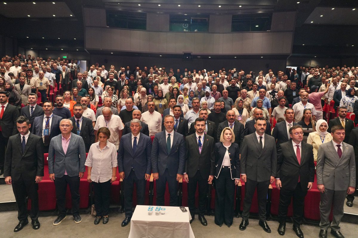 _MHPistanbul_'s tweet photo. İlçe kongrelerimizin 2.Etabı kapsamındaki  Üsküdar İlçe kongremiz, İl Başkanımız Sn. @BBvolkanyilmaz'ın teşrifleriyle gerçekleştirilmiştir.

Divan Başkanlığını üstlenen TBMM 26. ve 27. Dönem Milletvekilimiz Sn. Erkan Haberal, Divan üyeleri MHP İstanbul İl Başkan Yardımcımız Sn. Av. Onur Tuna Çekal ve İlçe Yöneticimiz Umut Uzun'a değerli katkılarından dolayı teşekkür ederiz. 

Geçmiş Dönem Üsküdar Belediye Başkanı Sn. Hilmi Türkmen'e ve Kongre salonumuzu varlıklarıyla şereflendiren tüm dava arkadaşlarımıza şükranlarımızı sunarız. 

Üsküdar İlçe kongremiz hayırlı, uğurlu olsun.