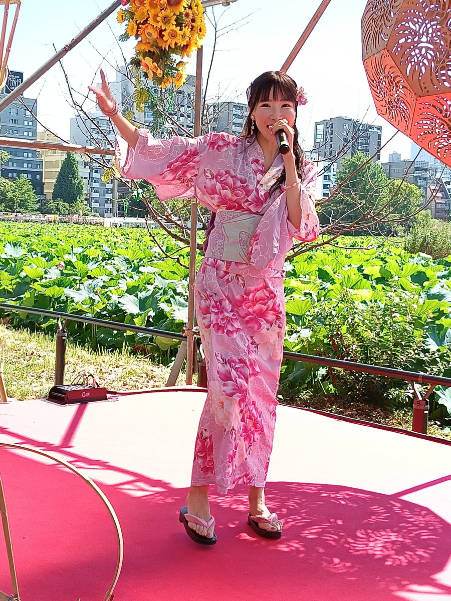 train_bleu's tweet photo. うえの夏祭りにて、さちみんこと福永幸海。ピンク🩷の浴衣👘がとってもお似合い。もちろん、ライブも最高潮で、ハート♥️にストライク🎯💘 https://t.co/om0gA30CaW