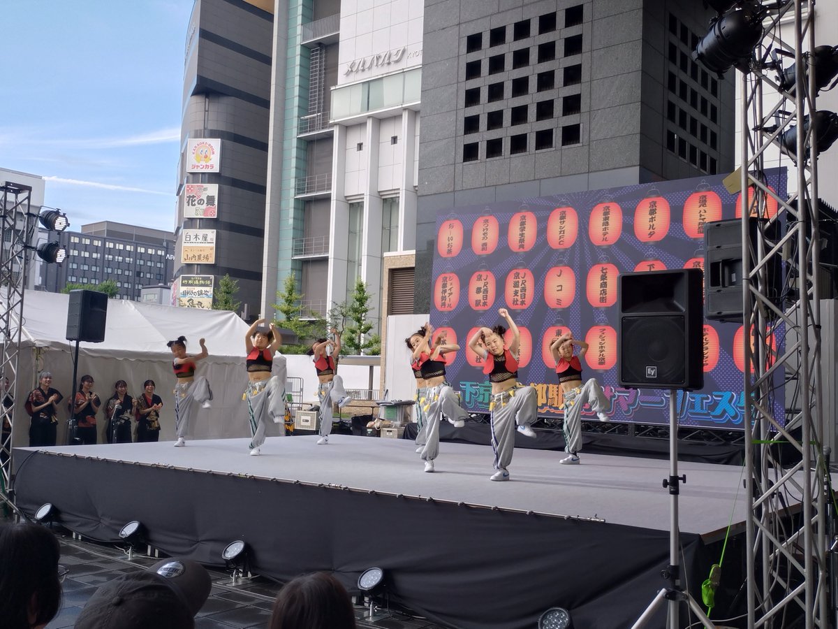 Dance_FH's tweet photo. 【下京京都駅前サマーフェスタ】
京都駅前で踊るという、貴重な体験ができました。通行人の方や外国人の方も足を止めて観てくれました♪☆
#京都学生祭典　#P_SEN
#miniSEN　#danceＦＨ
明日は栗東芸術文化会館さきらで、【ぼんだん江州夏祭り】に踊りに行きます！！
16:30〜17:00の出演です。来てね！ https://t.co/Q7lwkafcwk