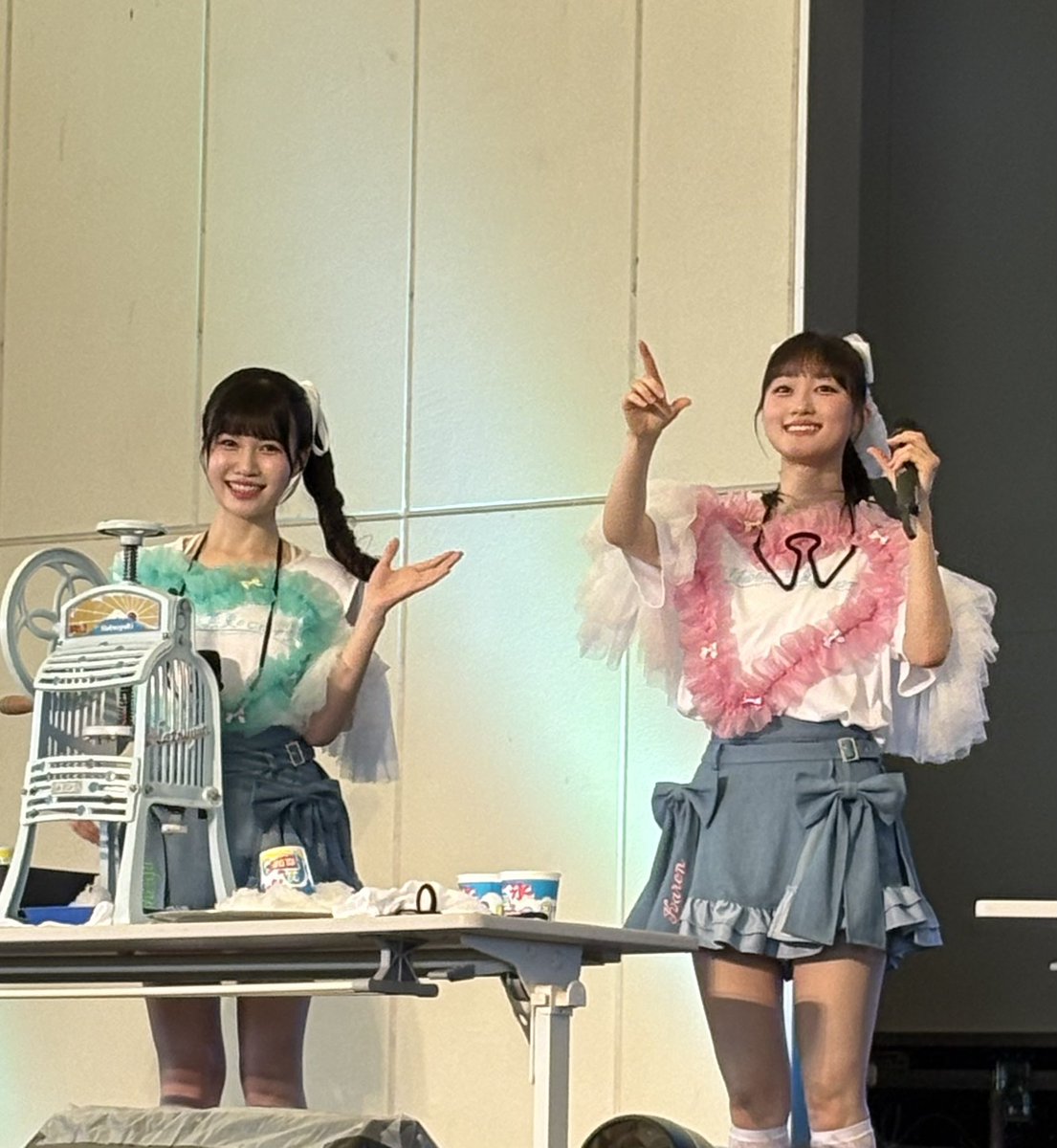 ushi_pastel's tweet photo. 久々のいぎなり東北産 東武動物公園
濡れた〜💦
みう・ひなには直接水鉄砲で顔面撃たれたし、放水ホースが他メンは上に向かって撒いてるのにわかりんは直接下向けて客席狙うから凄い水圧で何度も直撃で服着たままプール入ったくらいびっしょり😭
終演後にTシャツ買った😆(そういう事か💡)
楽しかった〜 https://t.co/OFjWKq1G3N