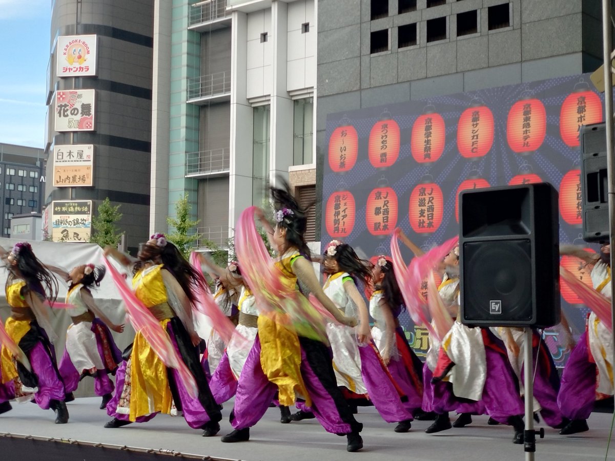 Dance_FH's tweet photo. 【下京京都駅前サマーフェスタ】
京都駅前で踊るという、貴重な体験ができました。通行人の方や外国人の方も足を止めて観てくれました♪☆
#京都学生祭典　#P_SEN
#miniSEN　#danceＦＨ
明日は栗東芸術文化会館さきらで、【ぼんだん江州夏祭り】に踊りに行きます！！
16:30〜17:00の出演です。来てね！ https://t.co/Q7lwkafcwk