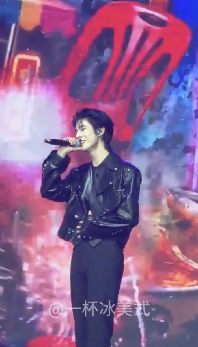 teeteepor_vava_'s tweet photo. 무대위에서 노래 부르다가 무대 아래에있는
슈위안을 바라보며 행복하게 웃으며 노래를 
불러주는 올리 이렇게 서로가 같은 공간 
다른 곳에서도 서로를 바라보며 세상에서 
가장 행복한 미소를 보내는 올리 슈위안
그 누가와도 이런 서로를 떼어놓을수없어

#ollie #shuyuan 
#Deepin #DeepinTheAct https://t.co/rZnugQes5a
