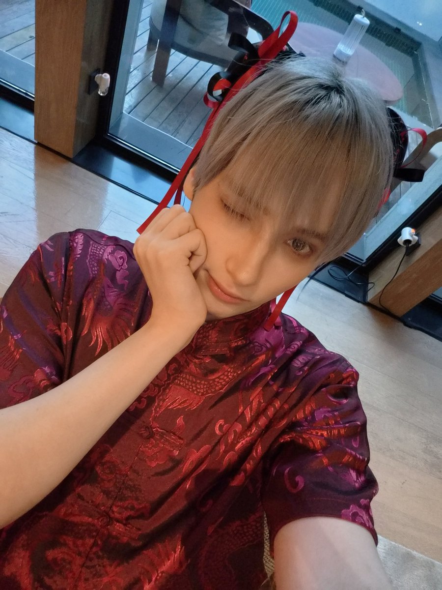 translatingTXT's tweet photo. [260808] weverse dm 🐧💬

🐧 behind…
🐧 haha…
🐧 still not bad, right?
🐧 i really fully enjoyed myself with the members
🐧 yeah thank you for saying it suits me hehe
🐧 hoho https://t.co/LKeNSix2VP
