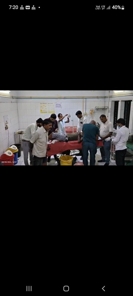 MradulkantP's tweet photo. हमीरपुर: जमीनी विवाद में दबंगों का दुस्साहस, युवक को मारी गोली!  बिंवार थाना क्षेत्र के मवई जार गांव की घटना। जमीनी रंजिश के चलते दबंगों ने युवक पर सरेआम चलाई गोली।  घायल युवक गंभीर हालत में अस्पताल में भर्ती, गांव में  मौके पर पहुंची बिंवार थाना पुलिस 
@Uppolice
@hamirpurpolice https://t.co/QuSwLWpsXD