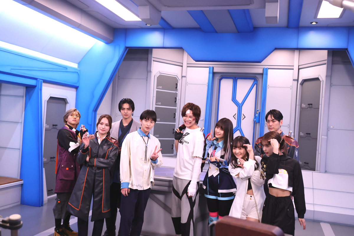 tokusatsumynavi's tweet photo. 映画『#超宇宙刑事ギャバンインフィニティ 太陽が泣いた日』、オフショット6点が解禁！
傷だらけの姿で笑顔を向ける #長田光平、次元を超えて集合したギャバン集合ショットも！

🔗https://t.co/nSLrYPw6c6 https://t.co/WJxEp8Jvct