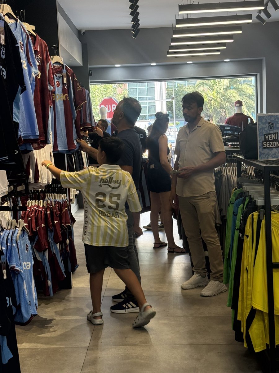Marco6121's tweet photo. Fenerbahçeli baba ve çocuğu da TsClub’ta Trabzonspor ve Mohamed Salah forması alıyorlar. Muhteşem hareket. https://t.co/BkLF05dpMt
