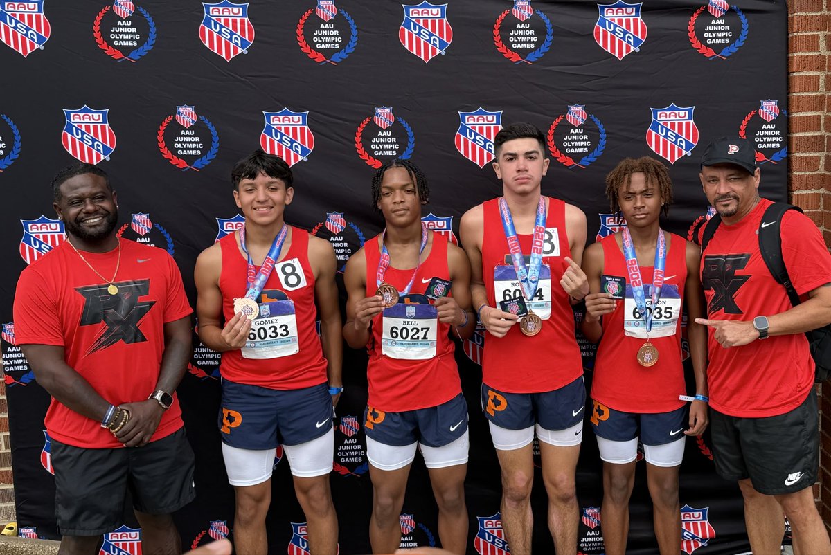 dobie_xc's tweet photo. Jordan Roman and his 4x800 team 
ALL-AMERICAN STATUS 
CONGRATULATIONS to you and your squad 🤘🔥🏆 https://t.co/uBcfakM4iP