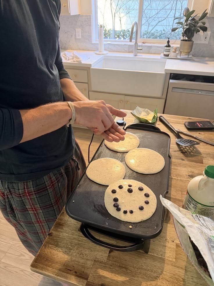 GlimmerAndDance's tweet photo. i woke up to bob making me breakfast, thank you bob🥺 @UNSTABLEV0ID https://t.co/i4cEJll41b