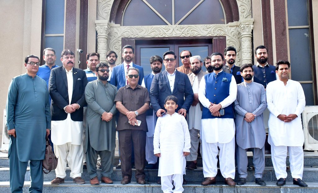 usmanlucky872's tweet photo. تحریک استحکام پاکستان کے زیر اہتمام 
14 اگست کو جیوے پاکستان ریلی و استحکام پاکستان کنونشن کا انعقاد کیا جائے گا ۔
 شہزادہ عثمان طاھر .  

استحکام پاکستان اوورسیز فورم و تحریک استحکام پاکستان کے بانی و چیئرمین شہزادہ عثمان طاہر صاحب    14 اگست کی تقریبات ، جیوے پاکستان ریلی و استحکام پاکستان کنونشن  کے لیئے پاکستان پہنچ گئے ۔ تحریک استحکام پاکستان کے مرکزی ترجمان اظہر محمود اعوان اور اسلام آباد  کے چیف کوارڈینیٹر  میر محمد علی  کی طرف سے شہزادہ عثمان طاہر کے اعزاز  میں شاندار ظہرانہ دیا گیا   جس میں راولپنڈی اسلام آباد کی معروف سماجی ، سیاسی  و مزھبی شخصیات نے شرکت کی اور مہمانوں کو خوش آمدید کہا ۔  اس موقع پر گفتگو کرتے ھوئے چیئرمین تحریک استحکام پاکستان شہزادہ عثمان طاہر نے گفتگو کرتے ھوئے بتایا کہ استحکام پاکستان اوورسیز فورم  کی دنیا بھر میں شاندار پذیرائی اور کامیابی کے بعد اب  تحریک استحکام پاکستان کو ملک بھر کے ھر ضلع اور تحصیل تک منظم کیا جا رھا ھے ۔ کراچی ، راولپنڈی  ، اسلام اباد ، ایبٹ آباد،  پشاور،  مری اور کشمیر کے کچھ علاقوں میں  کوارڈینیٹرز  نامزد کیئے جا چکے ھیں جبکہ باقی اضلاع میں کام جاری ھے ۔ اس موقع پر گفتگو کرتے ھوئے چیف ایڈوائزر استحکام پاکستان اوورسیز فورم ،  ترجمان تحریک استحکام پاکستان  اظہر محمود اعوان نے گفتگو کرتے ھوئے کہا کہ  استحکام پاکستان اوورسیز فورم اور تحریک استحکام پاکستان کا واحد مقصد یہ ھے کہ پاکستان کے عوام اور اوورسیز پاکستانیوں کو  اس بات کا شعور دینا کہ  سیاسی و جماعتی وفاداری سے بڑھ کر ریاست کی وفاداری اھم  ھوتی ھے۔ تحریک استحکام پاکستان  شعور کئ بیداری کئ ایک  غیر سیاسی تحریک ھے جس کا مقصد عوام کے شعور کو اس قدر بلند کرنا ھے تاکہ وہ  جماعتی و ریاستی وفاداری کے فرق کو سمجھ سکیں ۔  ظہرانے میں راولپنڈی اسلام آباد کے معروف کاروباری،  سماجی و سیاسی سخصیات نے شرکت کی جن میں صدر پاکستان عوامی تحریک و  وائس چیئرمین سیرت و میلاد کمیتی محترم  غلام علی خان صاھب ، چیف کوارڈینیٹر  تحریک استحکام پاکستان گوجر خان مرزا تیمور علی وارثی صاحب ، سابق امیدوار قومی اسمبلی این اے 56 محترم راجہ عاصم صاحب ، چیئرمین یونین کونسل و چیئرمین واٹر بورڈ تنویر اختر بھٹی صاحب ، معروف کاروباری شخصیت  ثاقب عزیز صاحب ،  راجہ ماجد صاحب ، قیصر صاحب ،  علامہ اشتیاق علوی صاحب ، رضوان اکبر صاحب ، شاہ میر صاحب ، واسع صاحب  و دیگر معززین نے شرکت کی جنھوں نے تحریک استحکام پاکستان کے کام کو سراہا اور مکمل تعاون کی یقین دہانی کروائی ۔  میر محمد علی چیف کوارڈینیٹر تحریک استحکام پاکستان اسلام آباد نے شرکاء کا شکریہ ادا کیا اور تحریک استحکام پاکستان کے اغراض و مقاصد پر روشنی  ڈالی ۔۔اختتام پر سربراہ جامعہ صدیقیہ و مرکزی خطیب جامع مسجد صدیقیہ  علامہ اشتیاق علوی صاحب نے " وطن کی محبت سنت رسول صلی اللہ علیہ والہ وسلم ھے" کہ عنوان پر پر مغز گفتگو فرمائی اور اجتماعی دعا کے ساتھ اس خوبصورت پروگرام کا اختتام ھوا۔