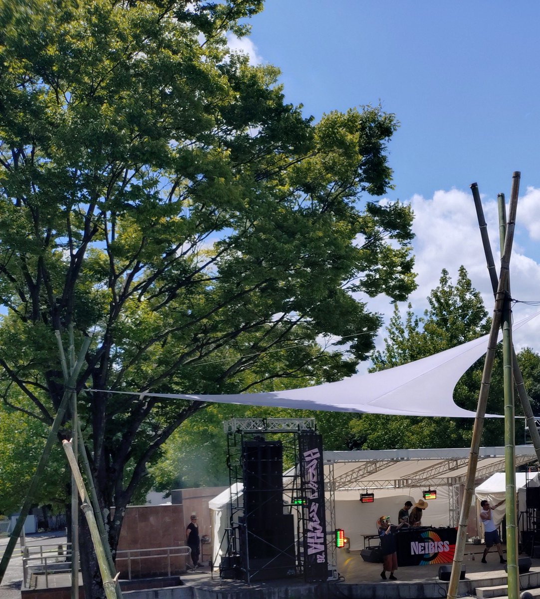 n_ogawa_'s tweet photo. 桐生駅南口を出ると鋭い四つ打ちビート音が���こえてきた。音の鳴る方へ歩き、会場に到着。提灯、竹性櫓、タープ、すべて手作りである。空間の創り方？が洗練されていた。 https://t.co/5RtWLpcs1y