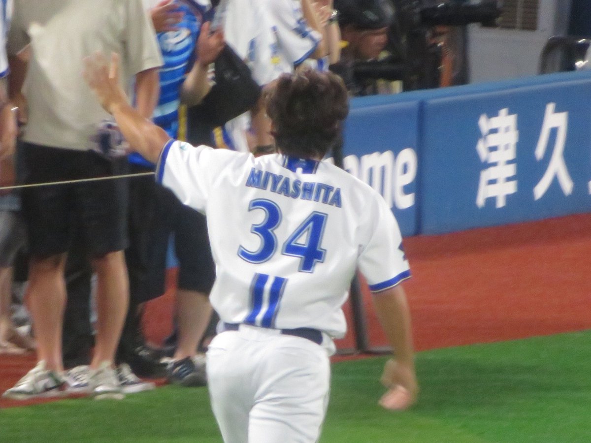 concore_sys's tweet photo. 宮下朝陽がグラウンド1周時に見せた神対応！
被っていたキャップを子供へプレゼント！！ https://t.co/wgQ1tDX73t