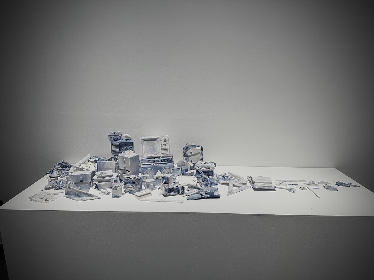 mayasullivan_'s tweet photo. The exhibition of simple, modern paintings was very comfortable. https://t.co/0cprXOGA6X