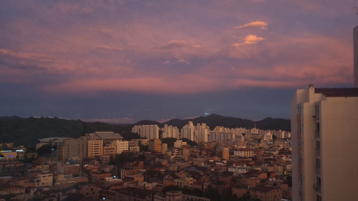 simsuly09's tweet photo. #밤하늘 오늘 저녁에 찍은 야경
색이 신기해서 묘하게 아름답다.. https://t.co/RoFBIWGGjU