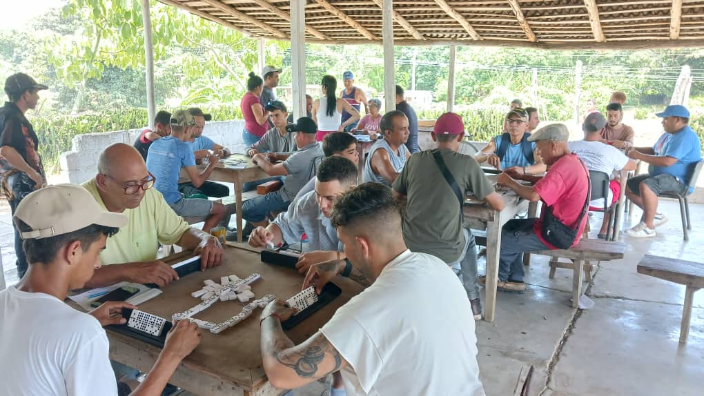 MarislayR48439's tweet photo. Campeonato de Dominó en la comunidad El Lowrey perteneciente al municipio Florencia Verano Con Mi Gente 
#InderCavFidelVive https://t.co/vsR7DLSi6x