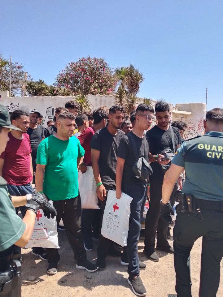 franxuh_'s tweet photo. Esto es Cabo de Palos (Cartagena). Centenares de argelinos de entre 18 y 40 años invaden nuestro país a diario sin control ninguno. 

Se estima que solo en Julio han llegado 4000… https://t.co/UUxnGJdS5M