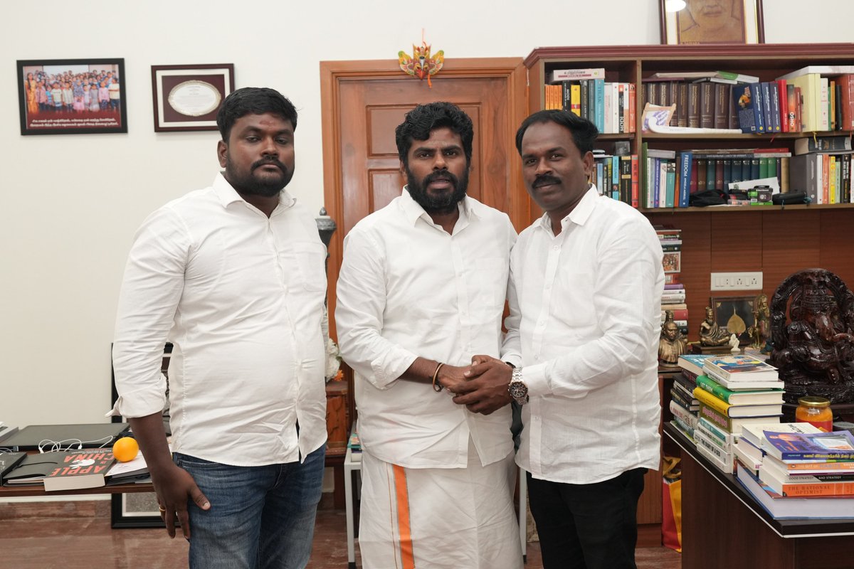 MVinothOffl's tweet photo. கடந்த வாரம் மக்கள் தலைவர் திரு. அண்ணாமலை அவர்கள் முன்னிலையில் OMR-தாழம்பூர் பகுதியைச் சேர்ந்த கவுன்சிலர் திரு உமா ஷங்கர் மற்றும் திரு அவர்கள் பாஜக #பூந்தமல்லி மண்டல் தலைவர் திரு தங்கராஜ், மேலும் மத்திய சென்னை மற்றும் #வேளச்சேரி
#Annamalai #WeTheLeaders #CentralChennai #AnnaNagar https://t.co/NKW2yggUEP