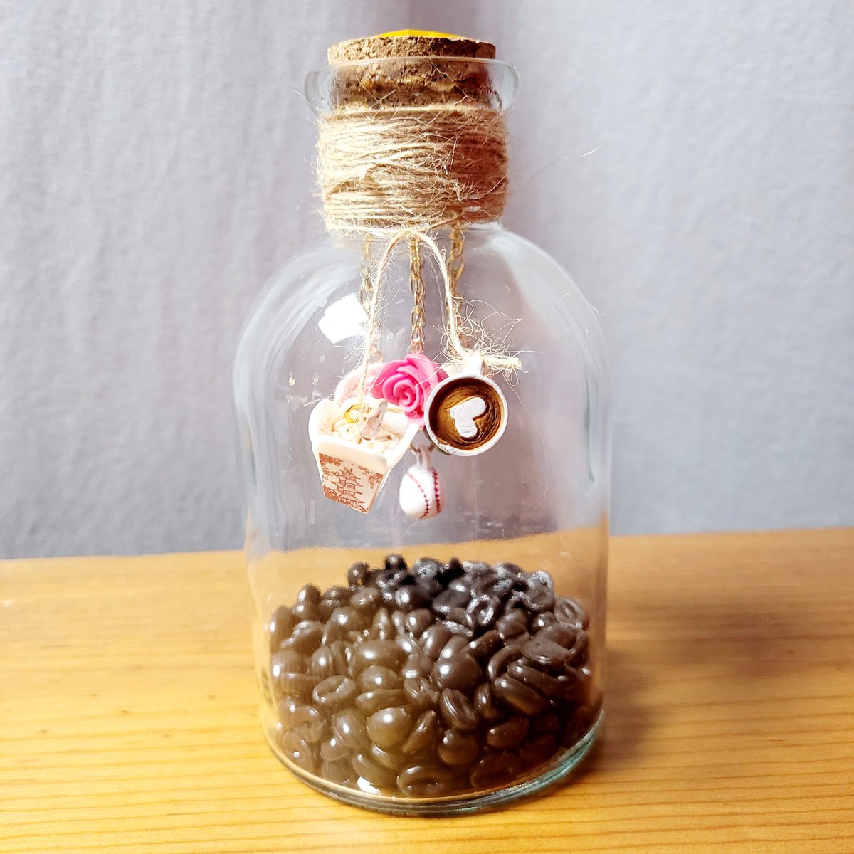JamesGannonCom's tweet photo. The Bottles of Life 015: Mother's Bottle- Birthday gift for my mom. Personabottle featuring many of her favorite things topped off with a rustic look. 💛🥡☕️⚘️🌷⚾️ #thebottlesoflife #artsandcrafts #bottle https://t.co/33r3GyyVHf