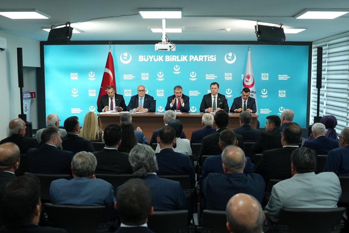 bbpgenelmerkez's tweet photo. Sayın Genel Başkanımız @Mustafa_Destici başkanlığında, MKYK Toplantımız gerçekleştirildi.
Toplantımızda kamuoyunun gündeminde bulunan "Çerçeve Yasa" ve "Terörsüz Türkiye" sürecine ilişkin gelişmeler kapsamlı şekilde değerlendirildi.
Büyük Birlik Partimizin bu konudaki görüş, öneri ve hassasiyetleri istişare edildi.