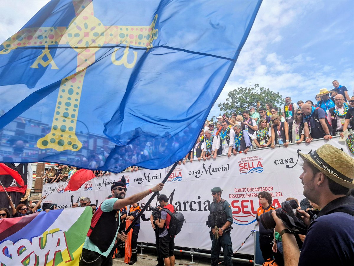 GobAsturias's tweet photo. 🛶Hay días en los que Asturias se reconoce entera en una fiesta. Hoy, el Sella ha vuelto a ser deporte, tradición, emoción e identidad.
El presidente @AdrianBarbon y la vicepresidenta @GimenaLlamedo han asistido a #LesPiragües, Fiesta de Interés Turístico Internacional. https://t.co/2xeb76ld4y