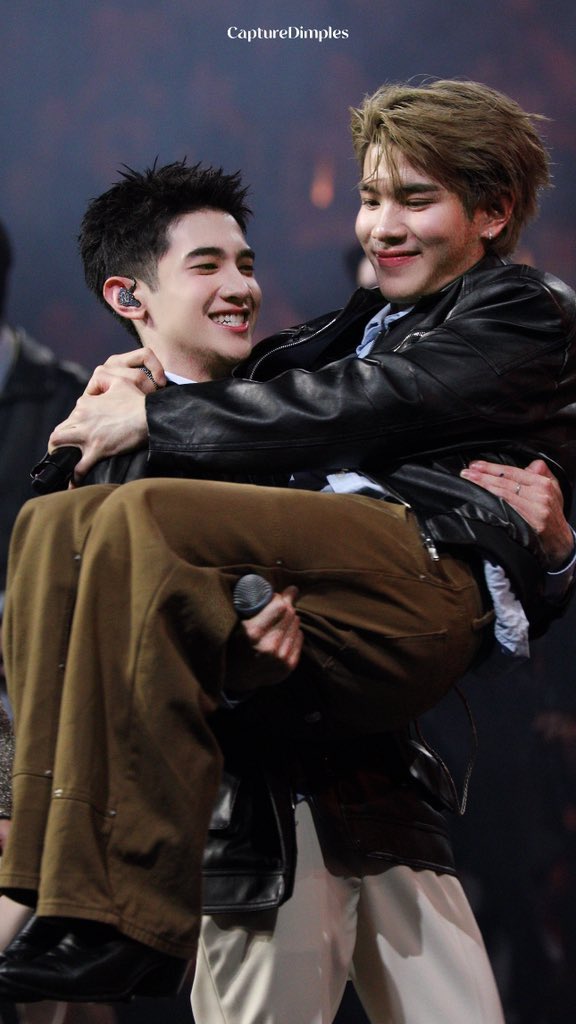 makeawishgf's tweet photo. น้องปะเก้ดอุ้มพี่โฟ้ด เลี้ยงกันมาแบบนี้ เอ้นดุ5555555555 https://t.co/Zd7vKwmuId