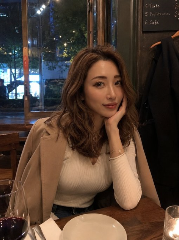 AValincsek's tweet photo. 46歳の女に『手、繋いでもいい？』って聞かれたら…

○ 嬉しい
× 困る

どっちですか？ https://t.co/1pqNgM5FO5