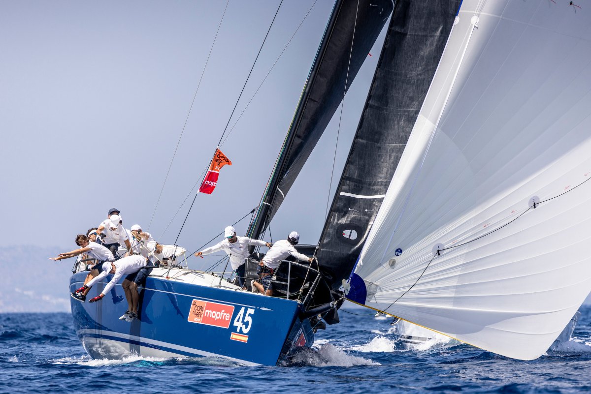 CopaReyMAPFRE's tweet photo. 🏆 Nadir confirma su dominio y se proclama campeón de @ClubSwan 42 en la 44ª #CopaReyMapfre.

El equipo, líder desde la primera jornada, termina por delante de SELENE ALIFAX de Massimo De Campo y PEZ DE ABRIL de José María Meseguer.

@MAPFRE_ES @RCNPalma https://t.co/h8o6nt2FEk