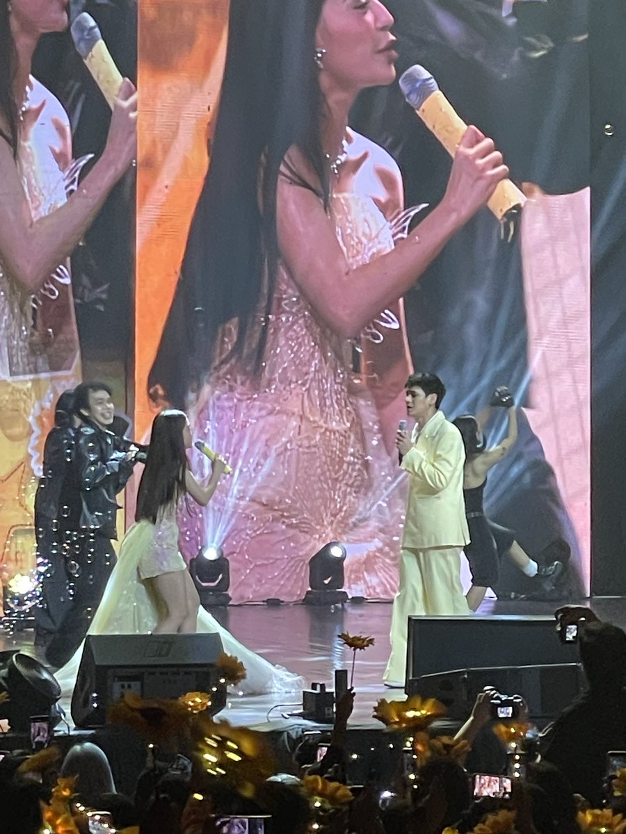 PULPMagazinePH's tweet photo. ‘IKAW ANG KATIYAKAN KO’ 💛

Dustin Yu and Bianca De Vera kick off their grand fancon with a performance of “Dilaw” at DustBia Love, Actually at the New Frontier Theater.

#DustBiaLoveActually #DustBia #PULPMagazine https://t.co/oEfsV1QKr6