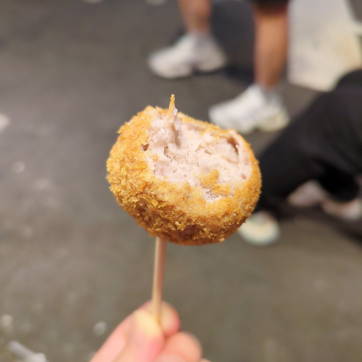 zeniyu84's tweet photo. #台湾旅行　#大甲 台鉄の海線の本数か少ないので、行きは305帰りは154で。帰りのバスの方が断然早かった。芋は「冷凍芋湯」これはタロイモスープかなぁ。と「芋泥球」はモチモチカリカリでした！結構これだけでお腹膨れたっ。 https://t.co/H4QQ2trH2L