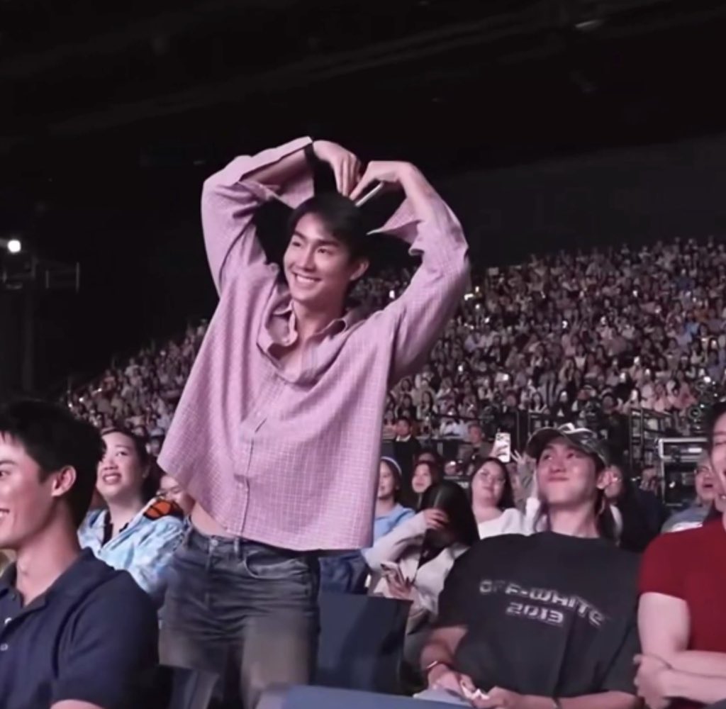 __hhappywithfb's tweet photo. “คือหนูอายคนมาก สงสารลูกมากกลัวลูกติดป๊ามันมาก” ภาพจำยังชัดเจนตอนคอน LOL 5555555555555555555555555555555555 https://t.co/4AD70COgb4