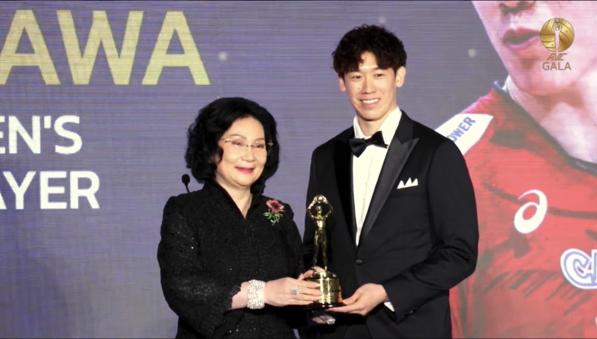 toruxfyn's tweet photo. คูมกัปตันสองพี่น้องบ้านอิชิคาวะได้รับรางวัลกันทั้งสองคนเลย เก่งกันมาก ภูมิใจแทนคุณคุณแม่เรยที่พี่น้องเปล่งประกายกันทั้งคู่🥹✨❤️‍🔥🤲🏻

พี่ชายมาแค่คนเดียว ก็รับแทนน้องไปด้วย ไหนๆก็ไหนๆ ขอซีนพี่ชายส่งมอบรางวัลให้น้องสาวด้วยค่ะ😌(((ยูกิบอกมากไปครับ😔))) https://t.co/hz0H49CCDl